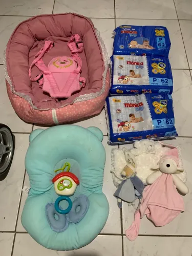 Roupas, ninho, fraldas de bebê