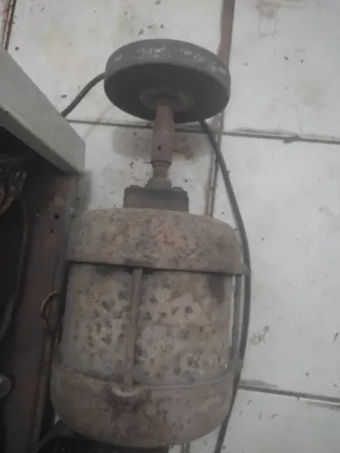 Motor com esmeril.