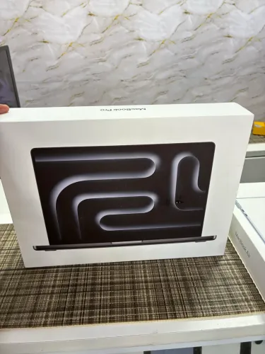 MacBook Pro M5 - 16 RAM / 512GB ( 14 Polegadas )