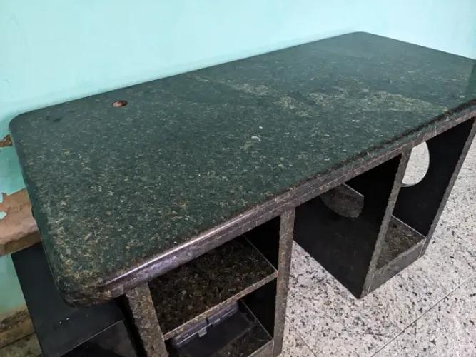 Mesa toda em granito Verde Ubatuba com nichos ? 130 × 66 cm