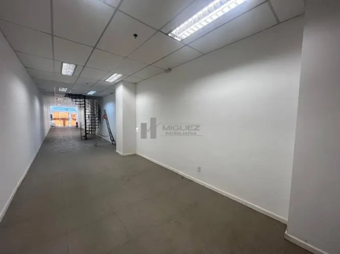 Loja à Venda na Rua da Passagem, com Mezanino, 2 Vagas em Escritura e 150M² com Excelente