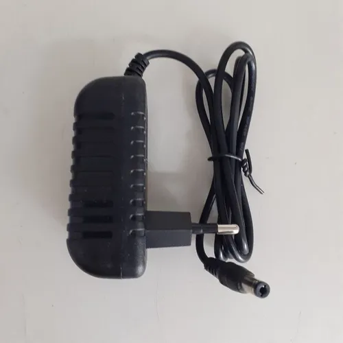Fonte de alimentação LB-565. 12V nova. R$ 60,00.