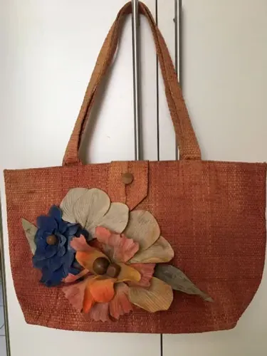 Linda bolsa de palha com aplique de flores!