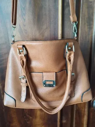 Bolsa em couro sintético pouco usada