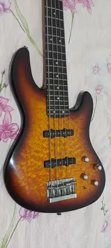 Baixo Fender Jazz bass Deluxe QMT 24