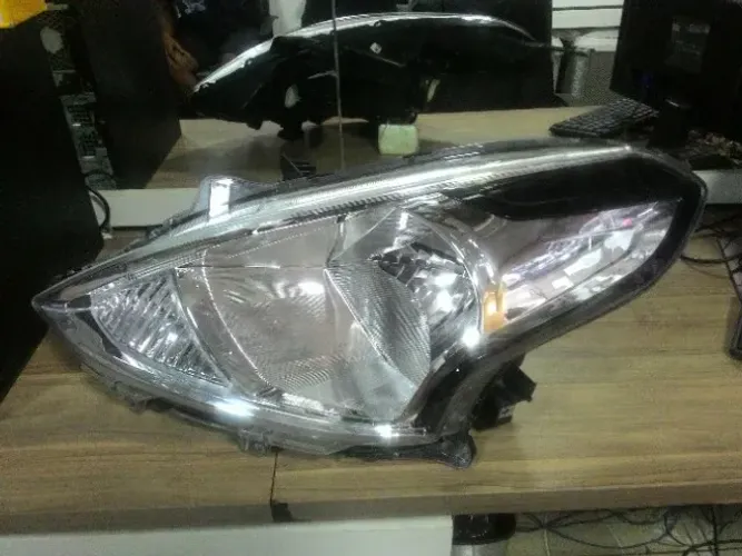 Farol Esquerdo Nissan Versa Máscara Cromada 2015 a 2019