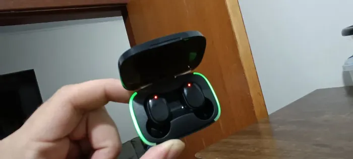 Fone bluetooth. Excelente qualidada. Som alto. Bons graves e bateria duradoura!