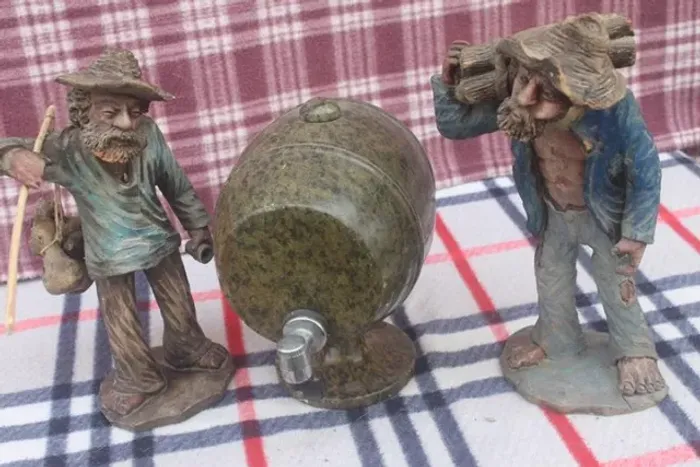  conjunto de velhos de decoraçao com  a bica de cachaça..