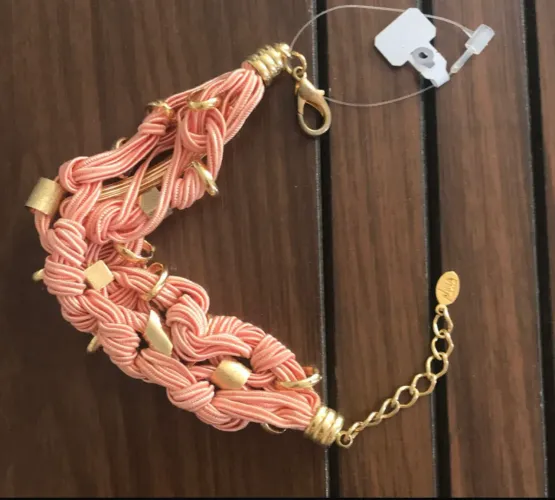 Pulseira de corda rosa com detalhes em dourado