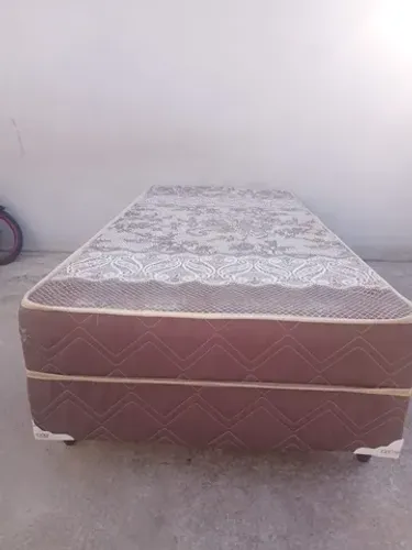 Vendo cama de solteiro conjugada 