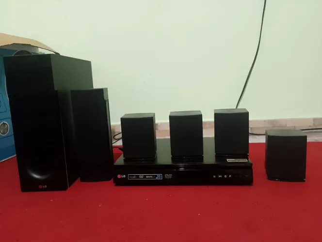 VENDO ESTE HOME TITHER LG ENTRADA USB HDMI ESTÁ FILÉ COMPLETO SO PEGA E USAR PEGA AQUI OK