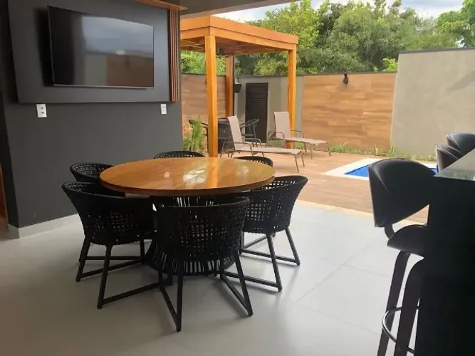 MESA DE MADEIRA RIPADA REDONDA + 6 CADEIRAS DE CORDA NÁUTICA