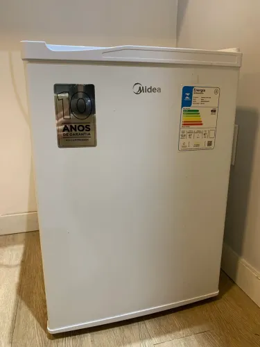 Frigobar Midea seminovo