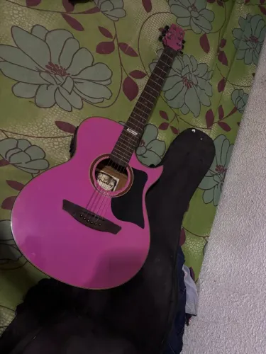 Violão rosa 