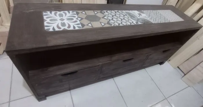 Rack de TV em madeira com design moderno