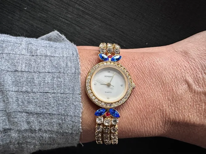 Relogio Mondaine pulseira em pedrarias.