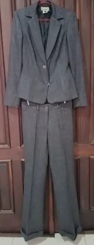 Desapego Tailleur Barreds Blazer e Calça Cinza Escuro tam 40 tecido lãzinha