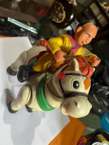 um boneco cavaleiro montado em um cavalo. Doc 70