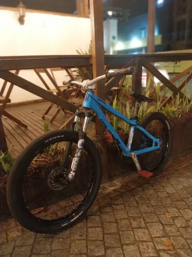 Bike gios dirty jump 2023. Costumo usar para ir a padaria e as vezes vou ao trabalho.