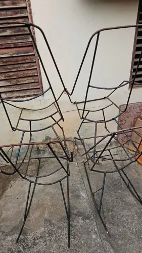 Vendo cadeira de balanço de ferro para reformar. 
