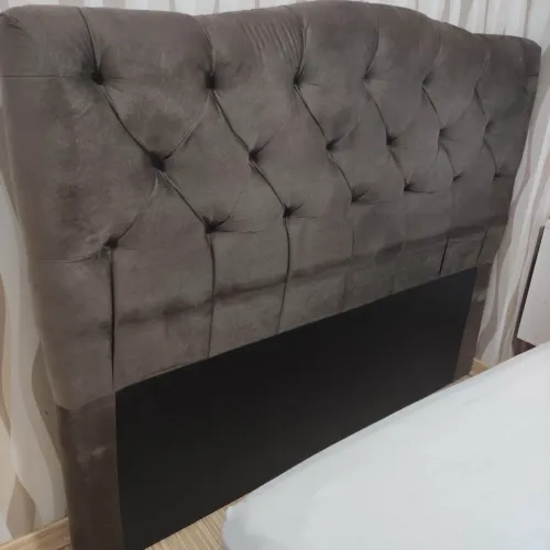 Cabeceira de cama estofada com detalhes em capitonê