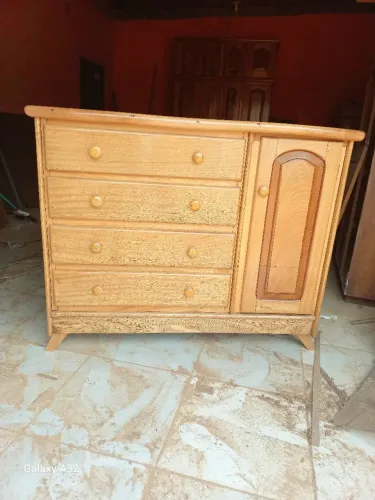Vendo uma cômoda em madeira com sapateira em madeira 