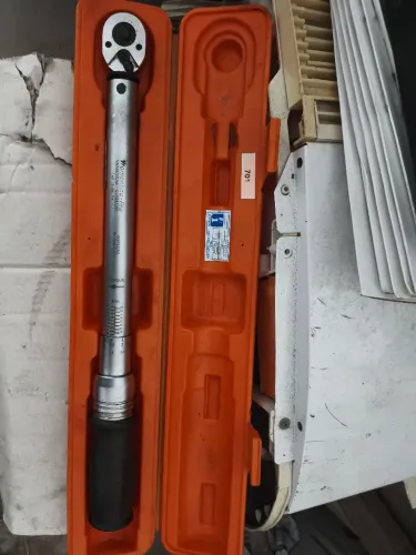 Torquímetro de estalo Tramontina PRO, com encaixe de 3/8" e capacidade de 20-100 N.m,