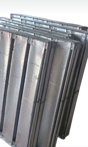 Assadeiras e telas de pão francês e massa fina