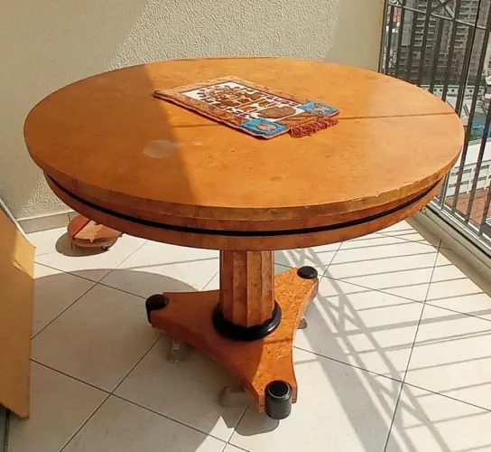Mesa redonda de madeira em radica, tipo Europeia. Linda
