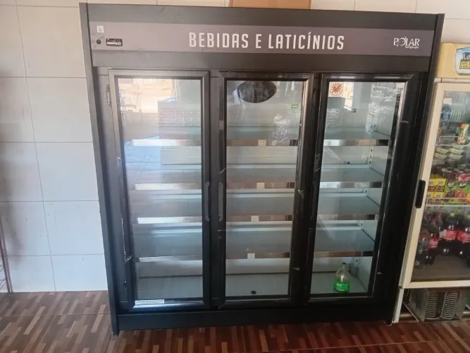 Geladeira Expositora Polar para Bebidas e Laticínios 3 Portas - Novo 