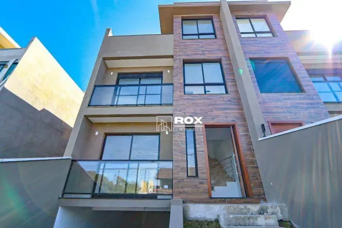 Sobrado Triplex, frente de rua com 3 suítes para alugar por R$ 7.900/mês - Tingui, Curitib