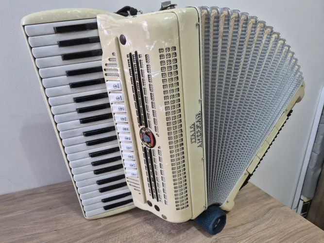 Acordeon Italo American 120 baixos 4/5 de voz