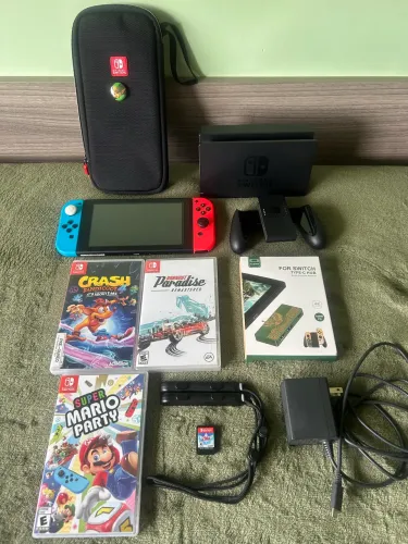 Nintendo Switch + 4 jogos + Case + Adaptador