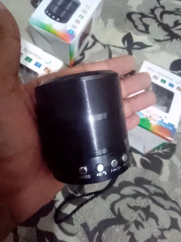 Caixa de Som Bluetooth Portátil com rádio, preta.
