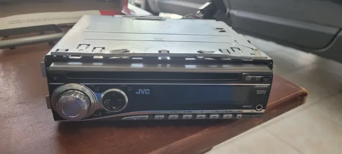 Som automotivo JVC com CD Player