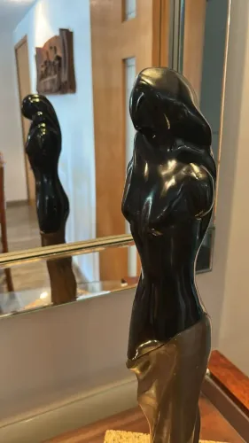 Escultura - Silhueta de Mulher em Bronze + Base de Mármore