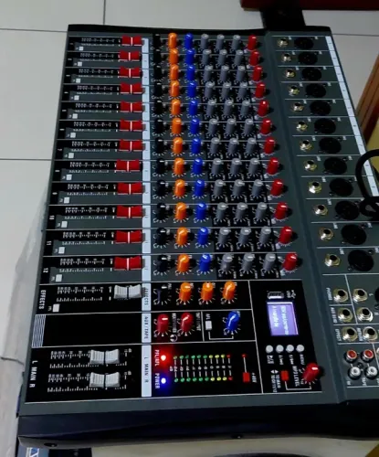 Mesa de som 12 canais Nova com efeitos