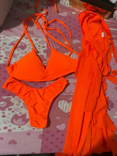 Biquíni laranja com saída 