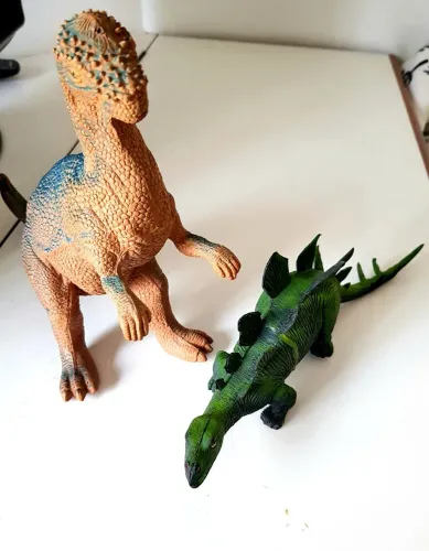 DINOSSAUROS- 1 Paquicefalossauro 25 cm alturae 1 Velociraptor 31 cm comprimento