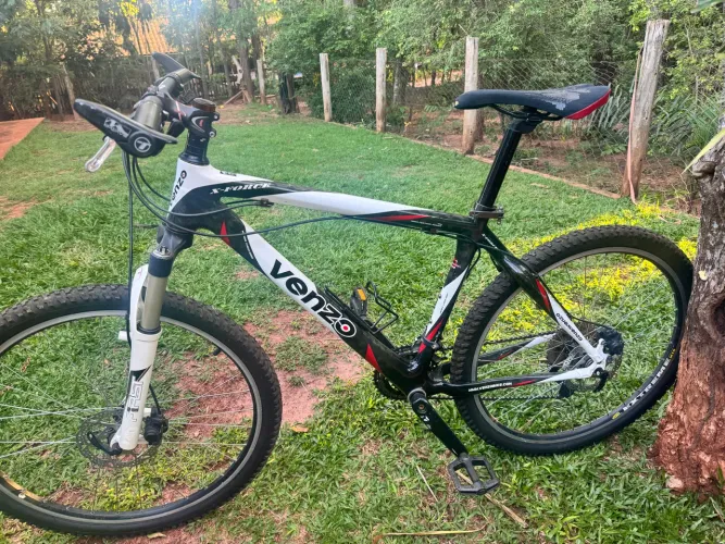 Bicicleta de fibra de carbono. Suspensão a ar. Deore
