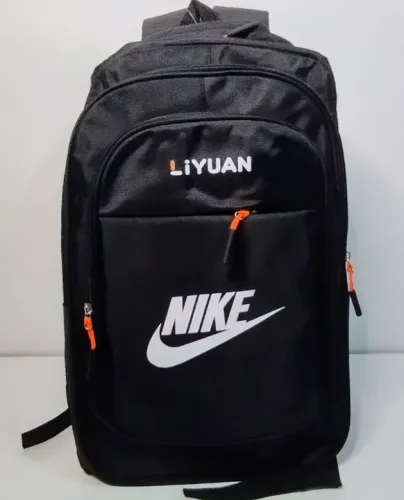 Mochila preta de nylon impermeável Primeira linha.