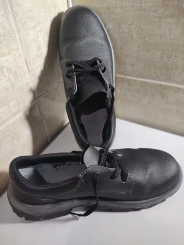 Sapatos de segurança pretos de Couro - Tamanho 42.