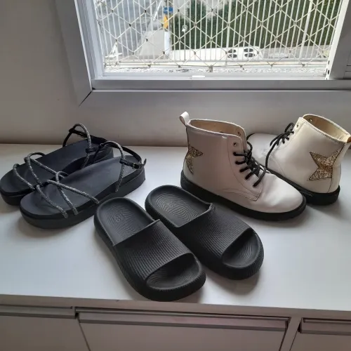 Kit de calçados infantis: Sandálias, chinelos e botas
