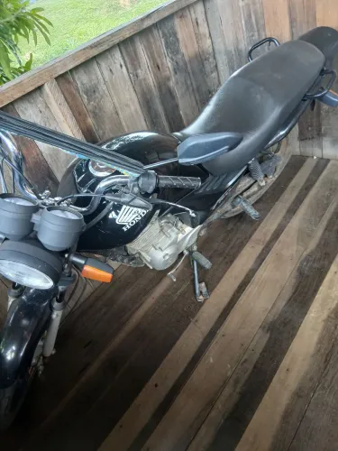 Vende-se esta moto no ponto de transferência