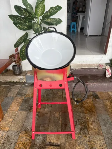 Tacho com botija e utensílios de lanche 