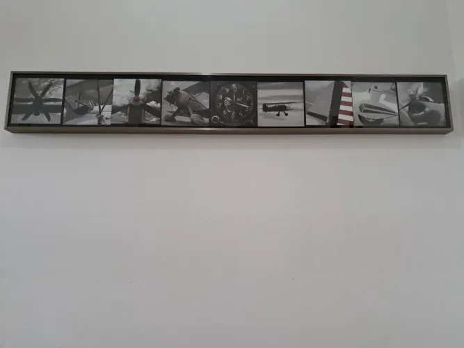 Quadro decorativo de avião em 3D, estruturado com moldura em alumínio na cor bronze
