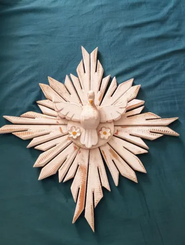 Divino espírito santo em madeira