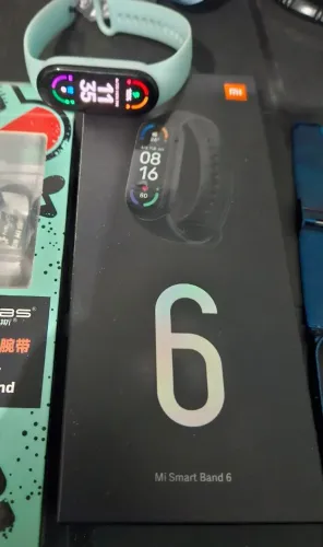 Vende-se mi band 6 original com 12 pulseiras.