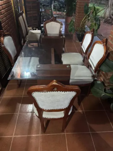 Mesa com tapa de Vidro e cadeiras medalhão