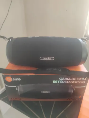 Caixa bombox 100 watts aprova d'água bateria dura até 8 horas carregada carrega celular
